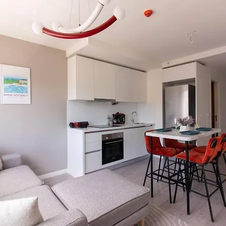 Compact Charming 2br Flat W / Free Shuttle And Gym #90 아파트 *